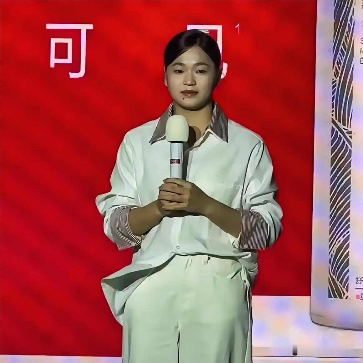 全红婵线下见面会感动落泪！休赛期首次线下公开亮相！

10月18日晚上，全红婵现