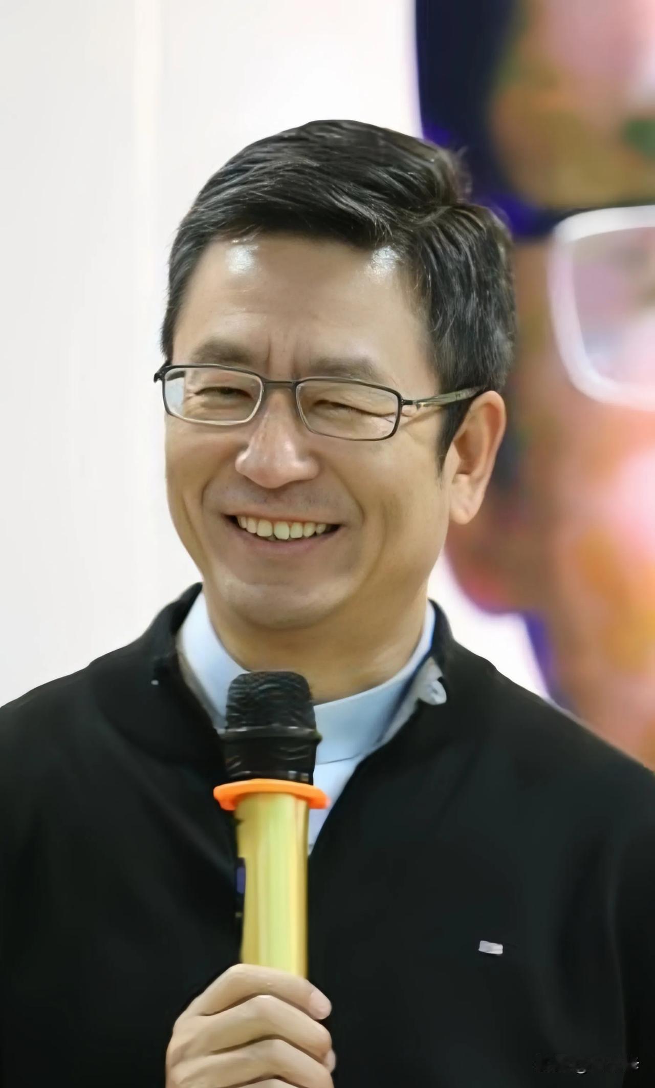 一次节目中，白主持谈到足球时说:别老拿人口说事，你看印度将近14亿人，不也没培养