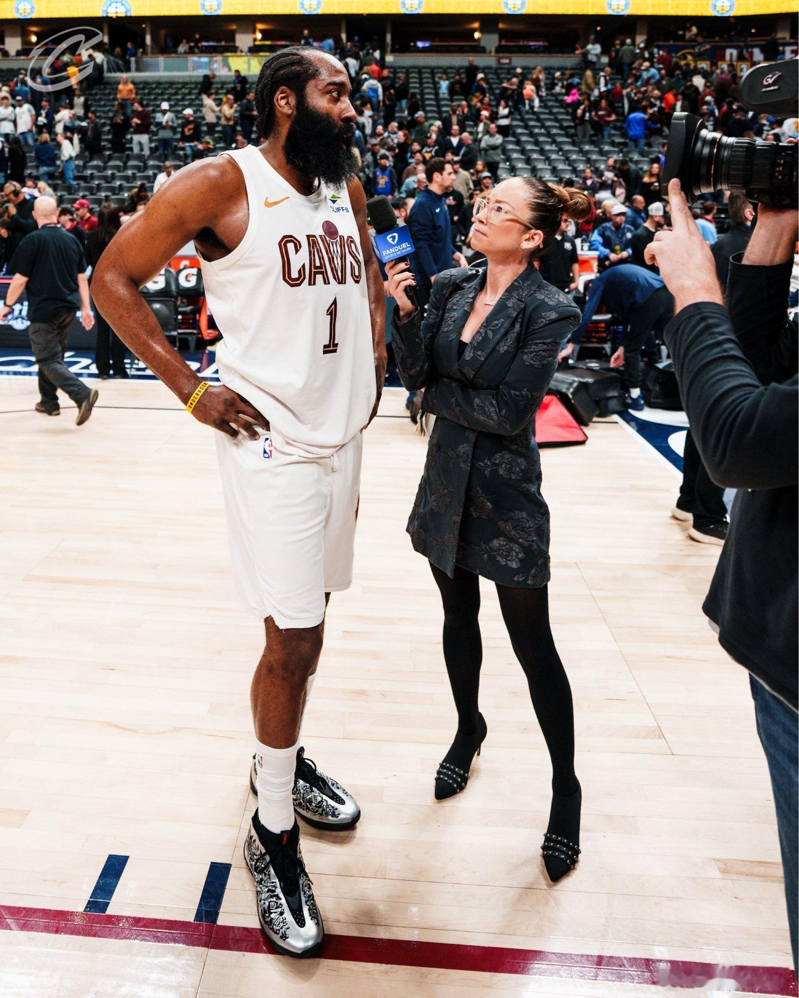 登哥在骑士也是重新找回了快乐，热火的快乐篮球什么时候可以到来哈登关键绝平三分骑士