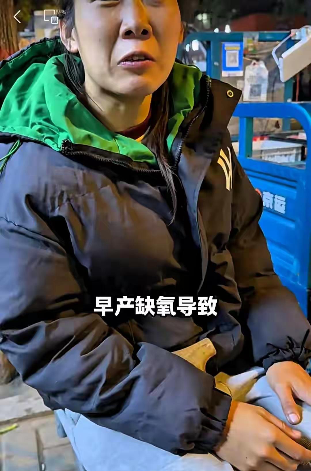 太原的一个晚上，街边水果摊前，一个穿着旧棉袄的女孩正在切香蕉，她的左腿有点跛，三