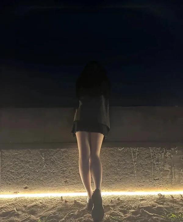 [可爱]妹子一个人展望城市的夜空呐？
