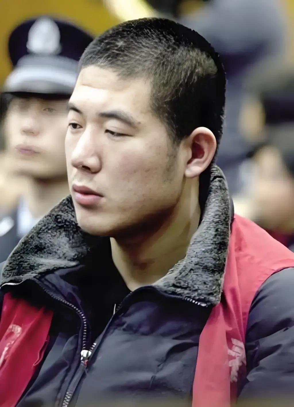 2006年，退伍军人崔英杰因摆摊与城管发生冲突，意外持刀刺死一名城管队员，一审被