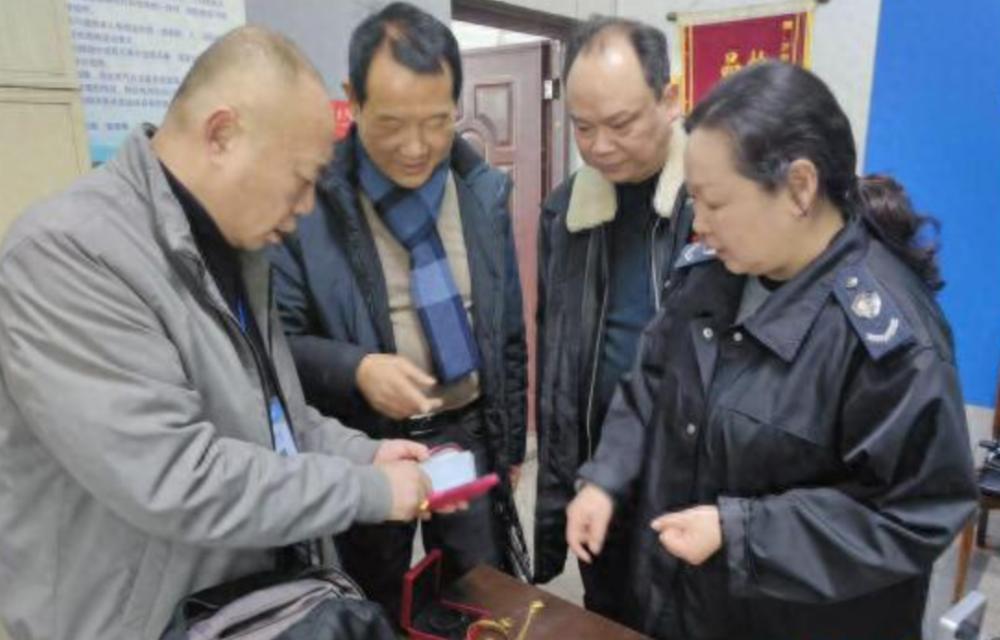 客运站拾金不昧显担当 万元财物完璧归赵传温情
3 月 10 日下午，沙市长途汽车