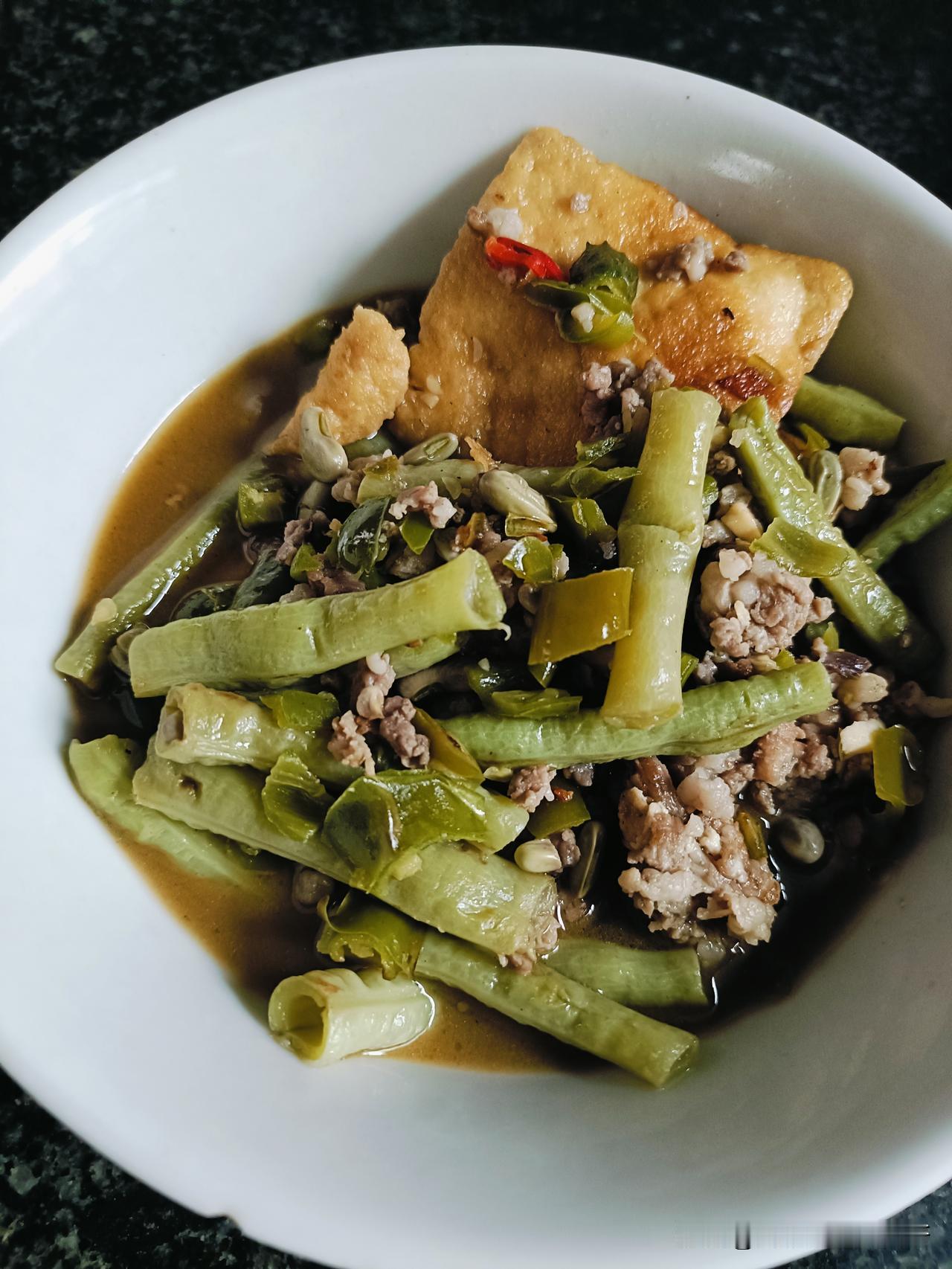 今天的早餐：豆角、豆腐配白米饭。

豆腐、豆角是昨晚的剩菜，就白米饭是早上煮的，