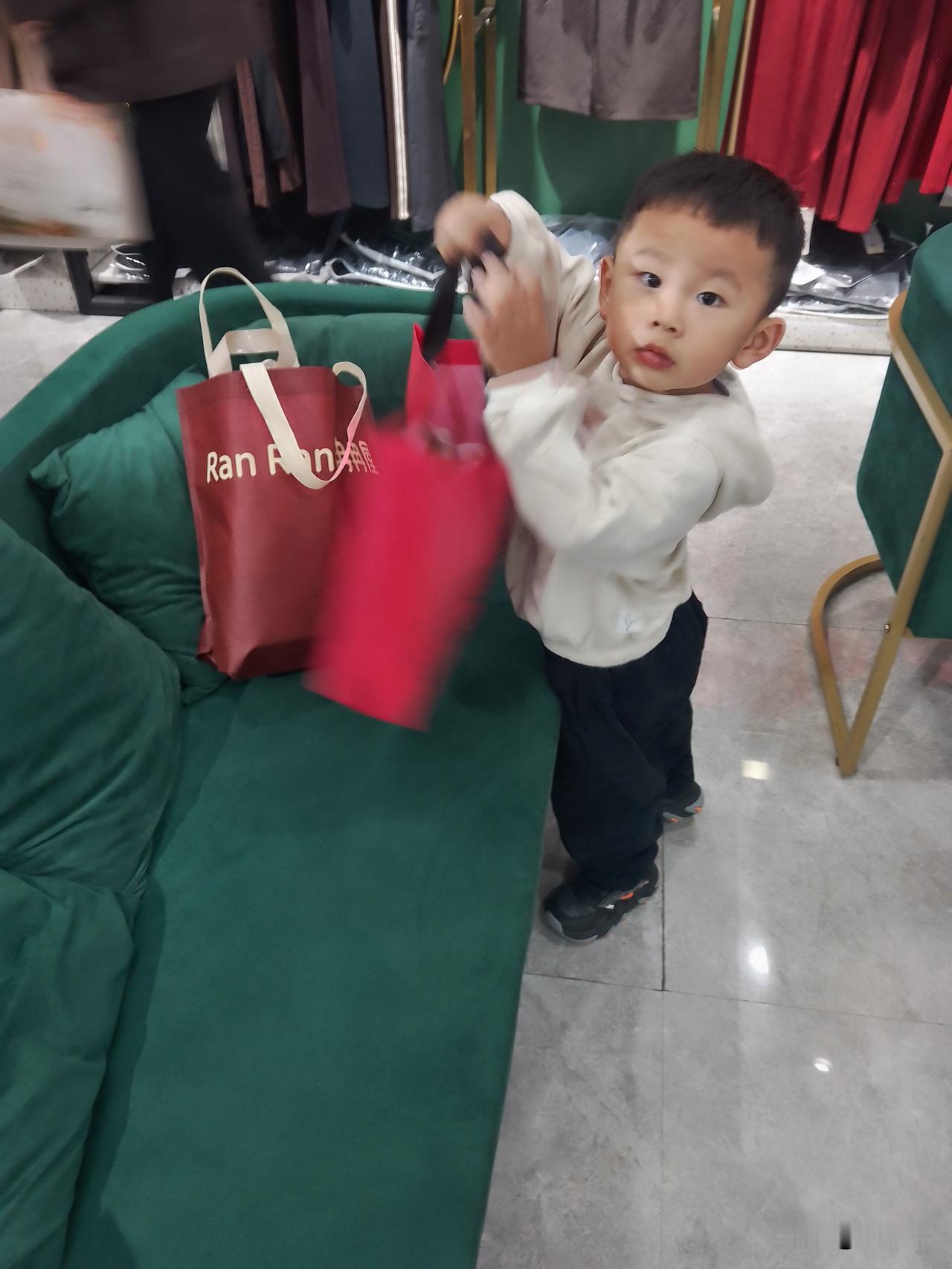 长沙不买，岳阳不买，桃林不买，专程去临湘买，别人笑她怪，其实我理解！

老伴生日
