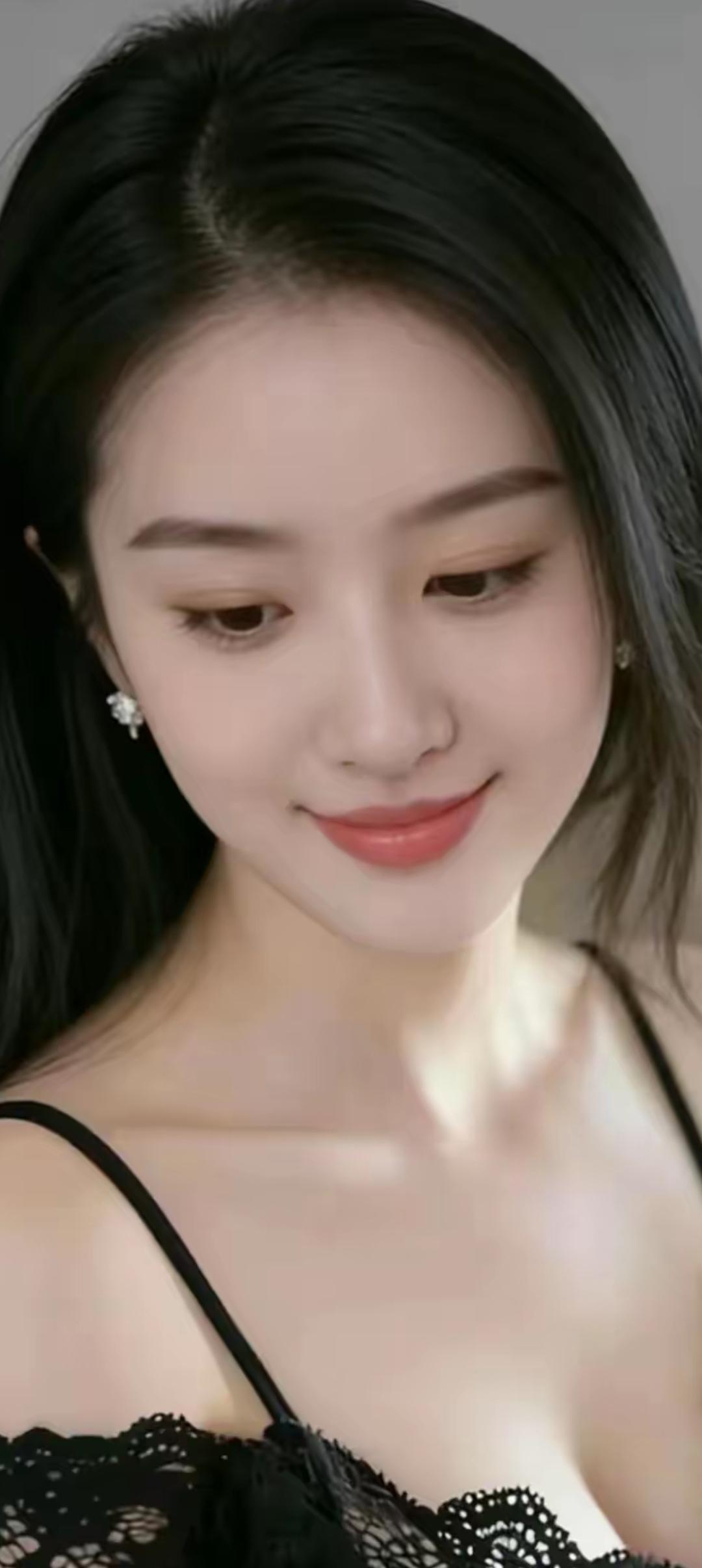 温柔微笑，黑发飘飘，蕾丝裙摆，甜美动人