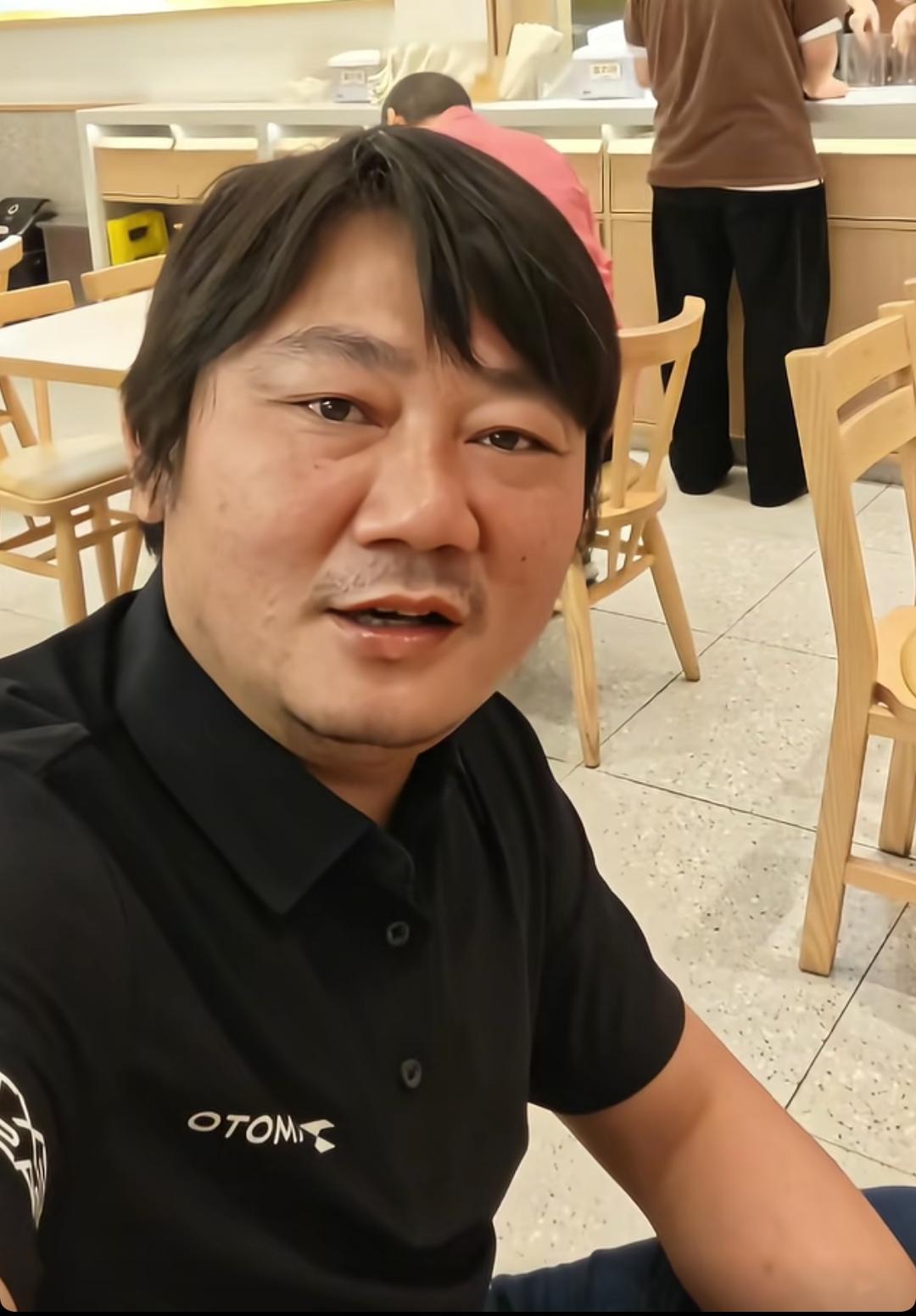 张雪发视频为余承东发声后，网友们对张雪的这一动作有不同的看法：
第一类：关心张雪