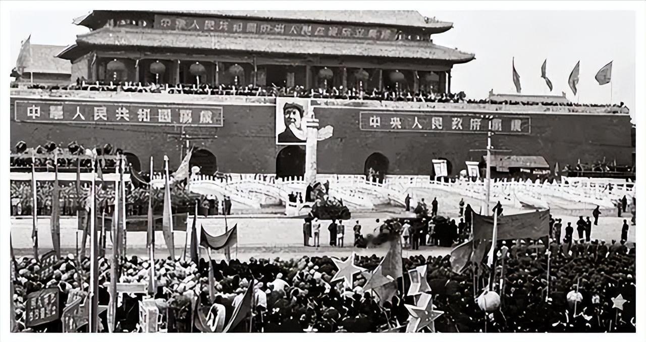 1949年，开国大典上，林伯渠宣布: