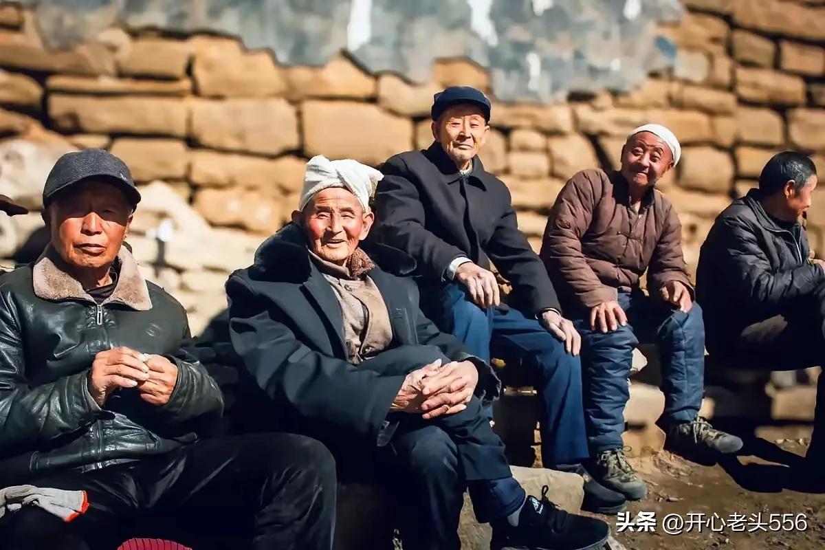 老头天天编口溜，
哪管高雅与顺溜。
是非功过随风去，
有感而发乐悠悠。