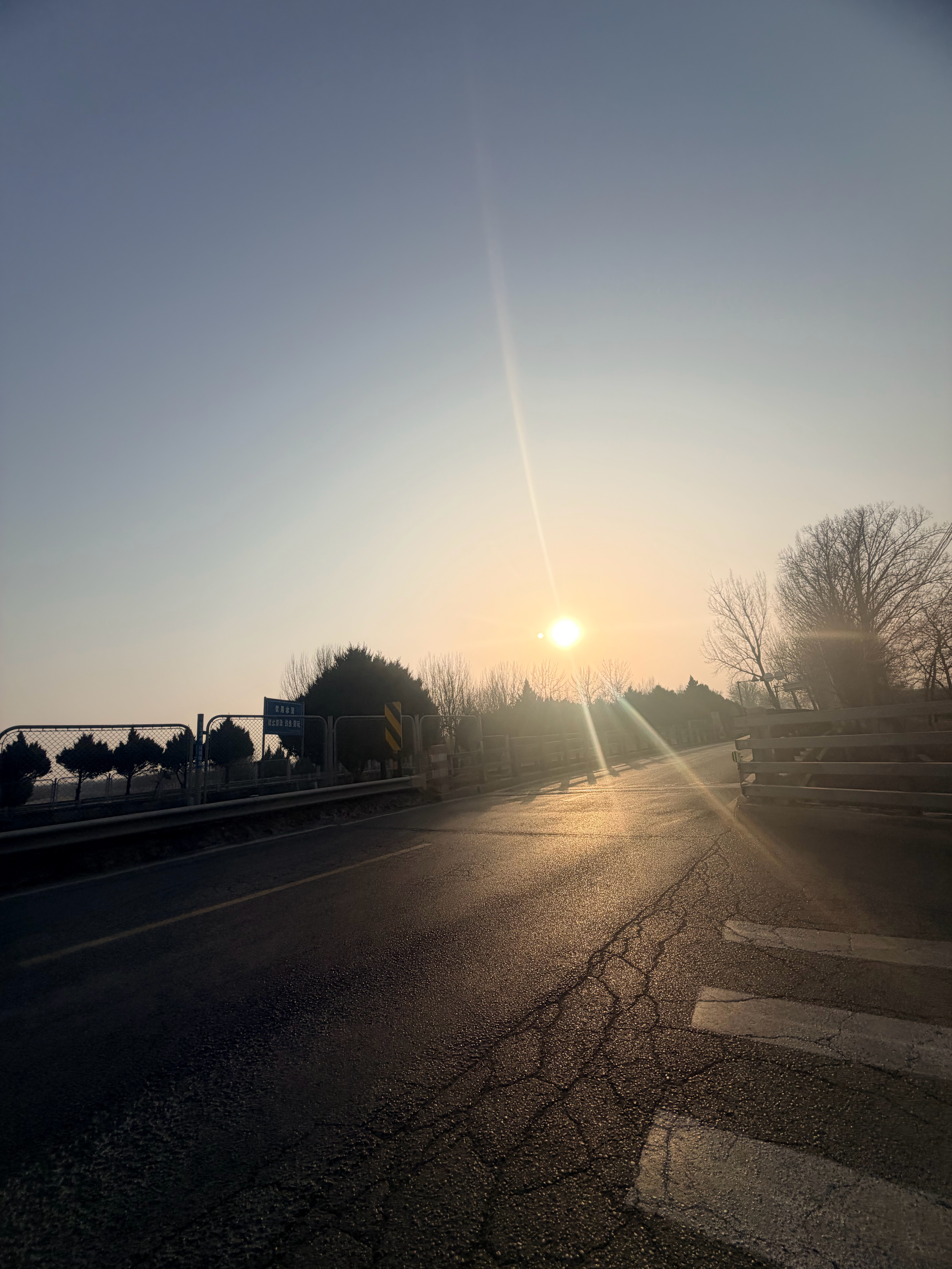 懊恼不是你生活的全部。生活更多的是平静，是一瞬间飘过的烟火 