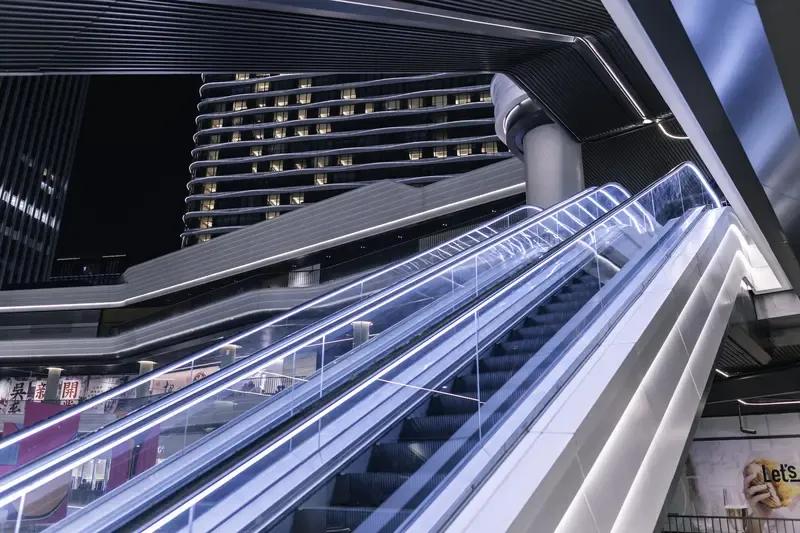 活着图个啥？说白了，不就是图个乐呵。人这一辈子，就像赶大集，人来人往，熙熙攘攘，