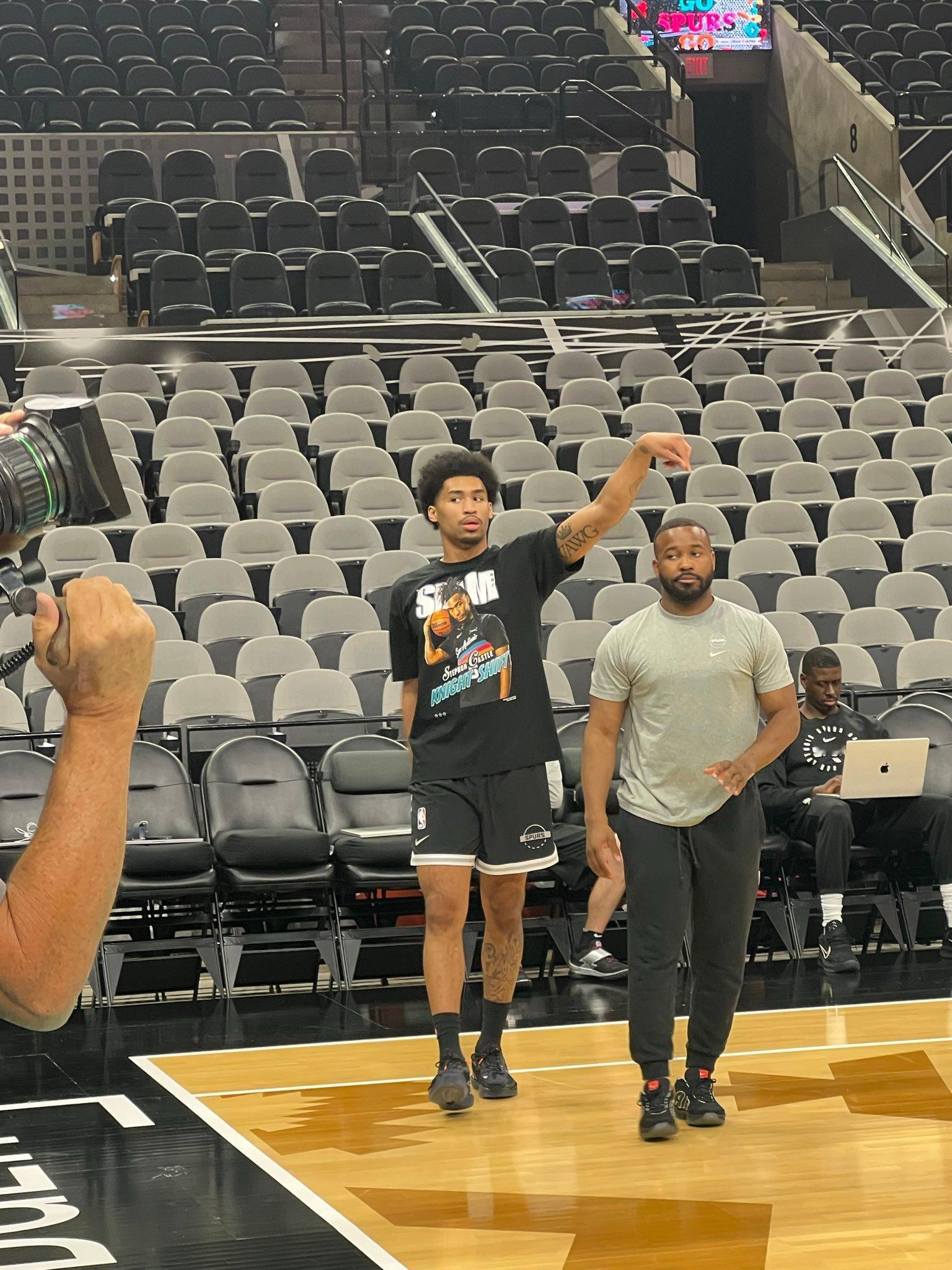 哈珀今天穿的是卡斯尔的杂志封面T恤超话创作官 ｜圣安东尼奥马刺