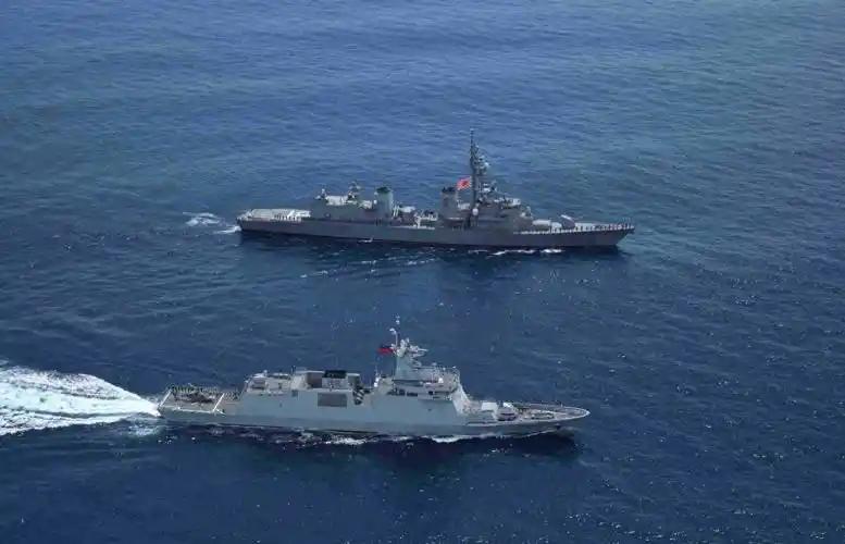 美国的驱逐舰就在旁边，菲律宾却依然被“瞄准锁定”！这大概是2026年开年最大的国