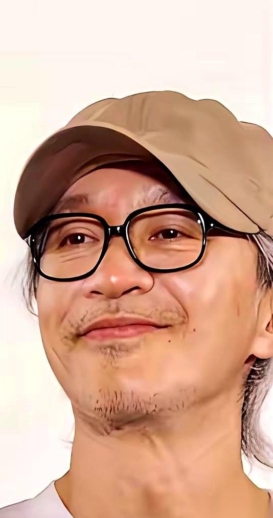 周星驰的《功夫女足》，圈内几乎没人吭声。
但观众，硬是拿钱把他抬进了17亿票房俱