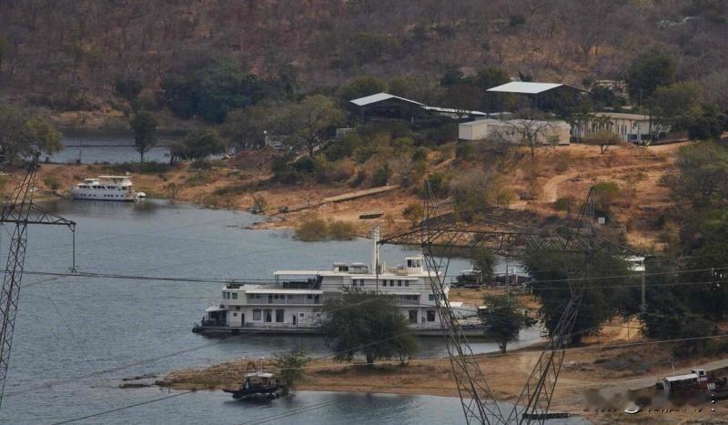 津巴布韦卡里巴湖沉船事故遇难者升至72人
超载客轮风浪中倾覆 或成津巴布韦史上最