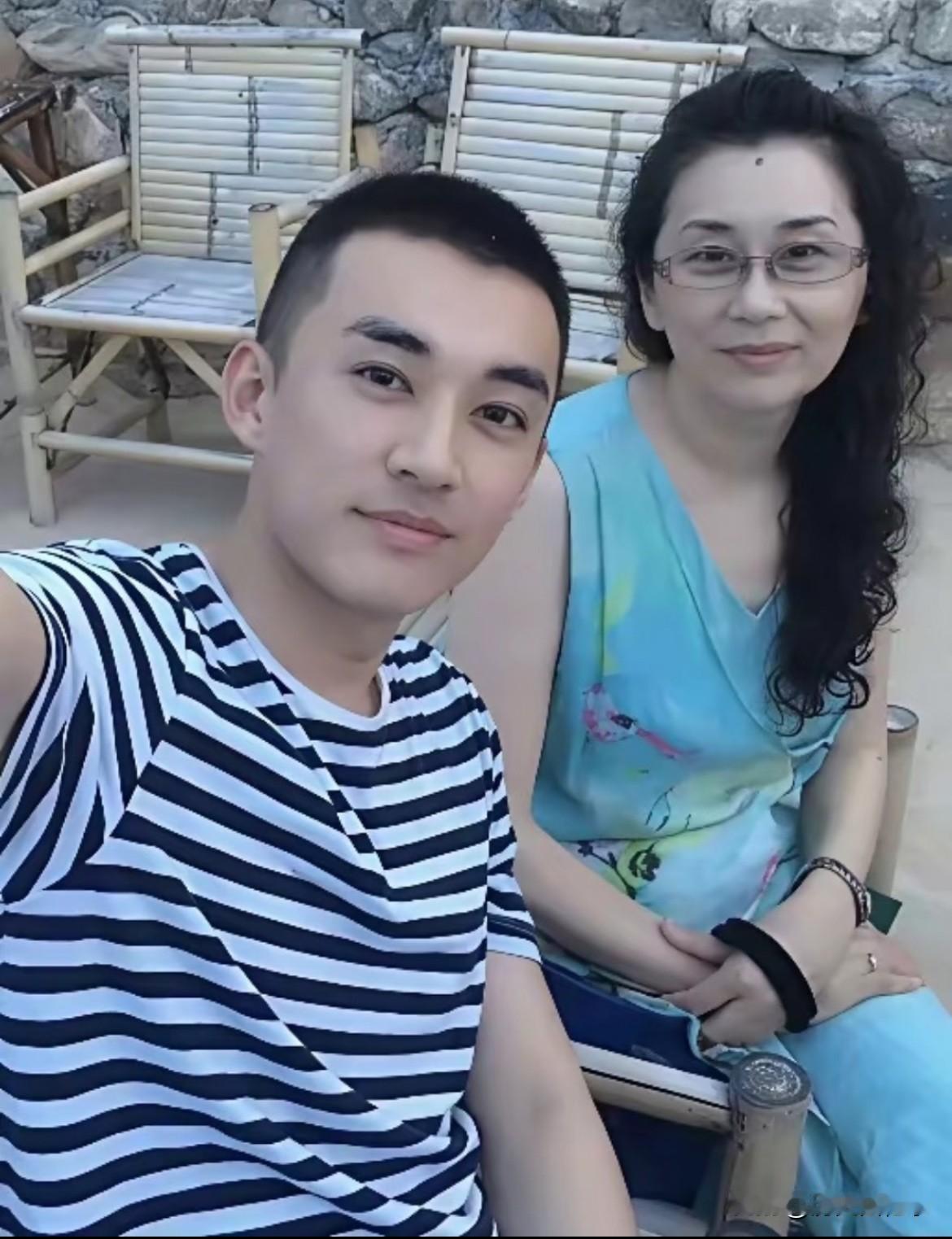 刘学义自嘲说，没有女的看得上他呢，因为没钱，这次大火了，估计追他的女的要排成一个