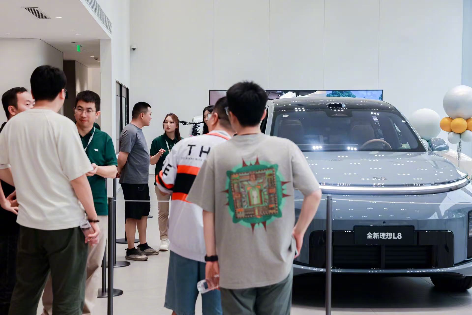 理想新L8这还没发布，已经实车店里有了，这个车和之前6座定位完全不一样了，变为旗