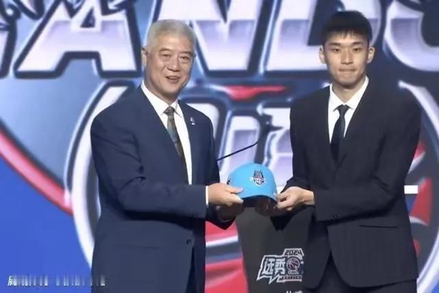 山东男篮看到崛起希望：谢智杰成为山东男篮的航天发动机！

山东男篮最后时刻绝杀北