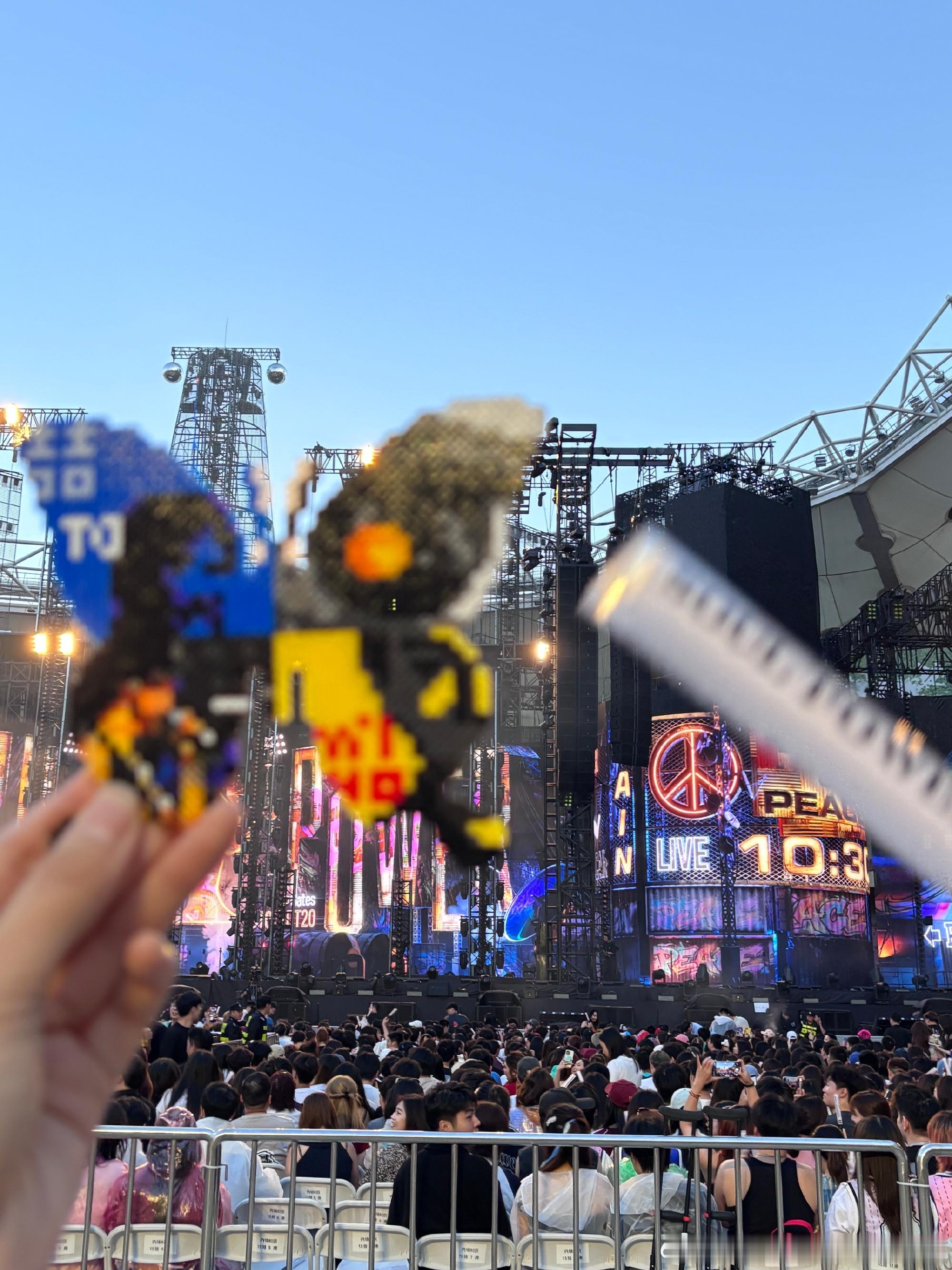 歌迷拼豆应援陶喆第100场演唱会歌迷们巧手制作拼豆手作奔赴陶喆百场演唱会，这份别