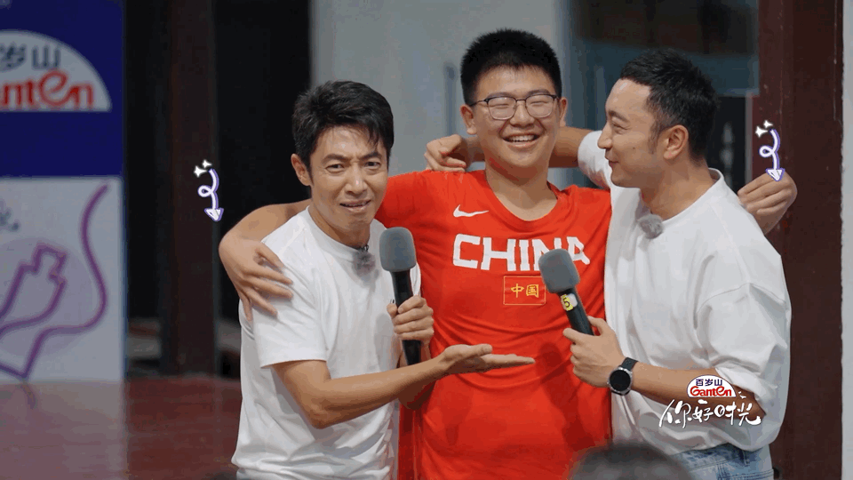 撒贝宁尼格买提被社牛一句话同时拿下 在《你好时光》里，春晖中学和同学们面对面交流