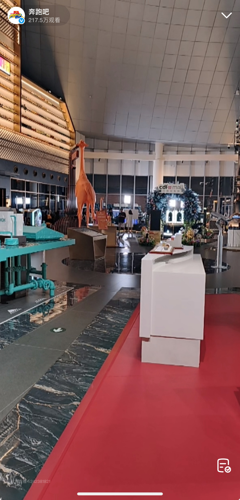 商场保安巡楼视角 