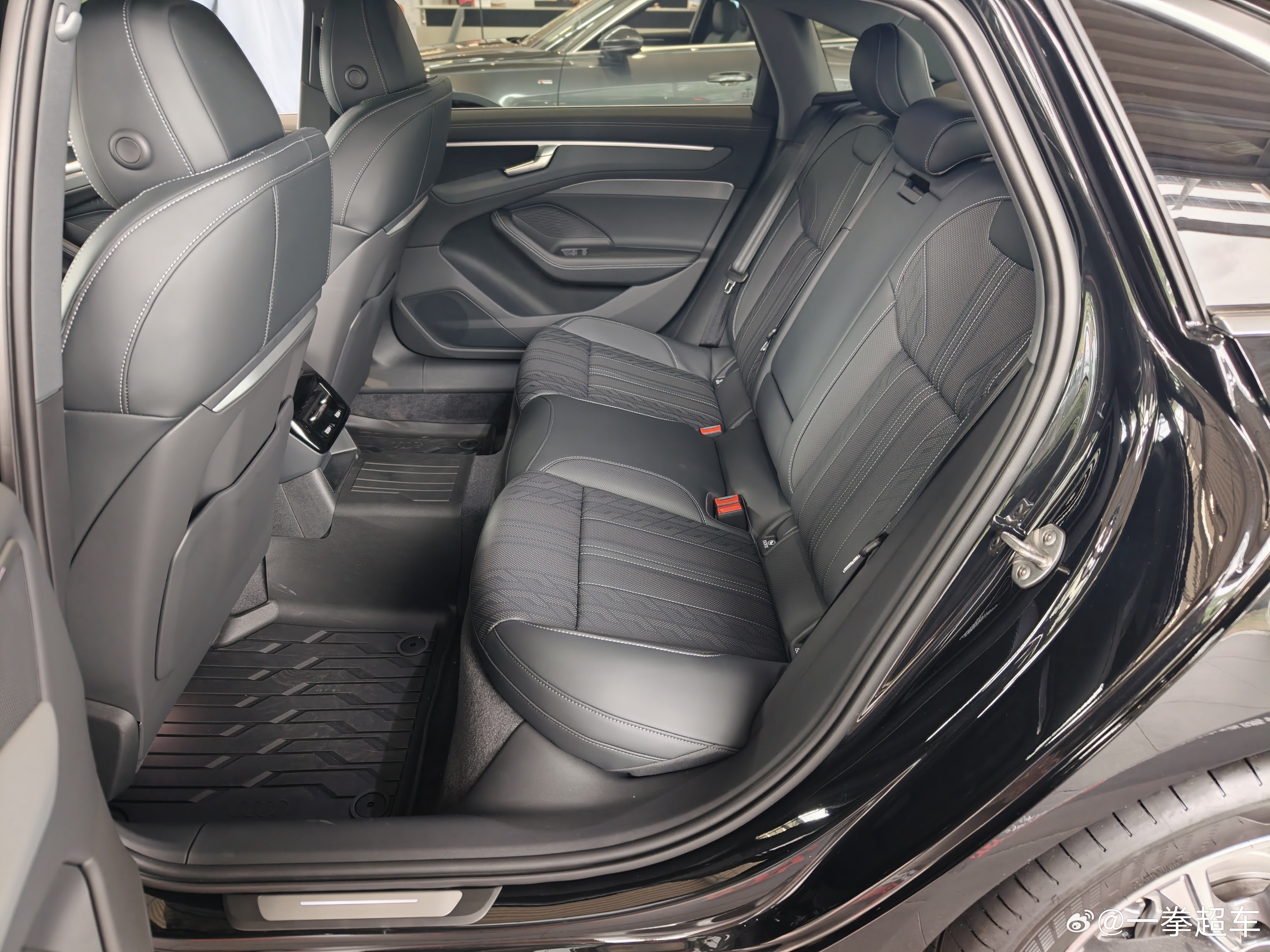 a6 c9后排不带可调的也比C8舒适不少 ，不过外形我喜欢c8多一些 