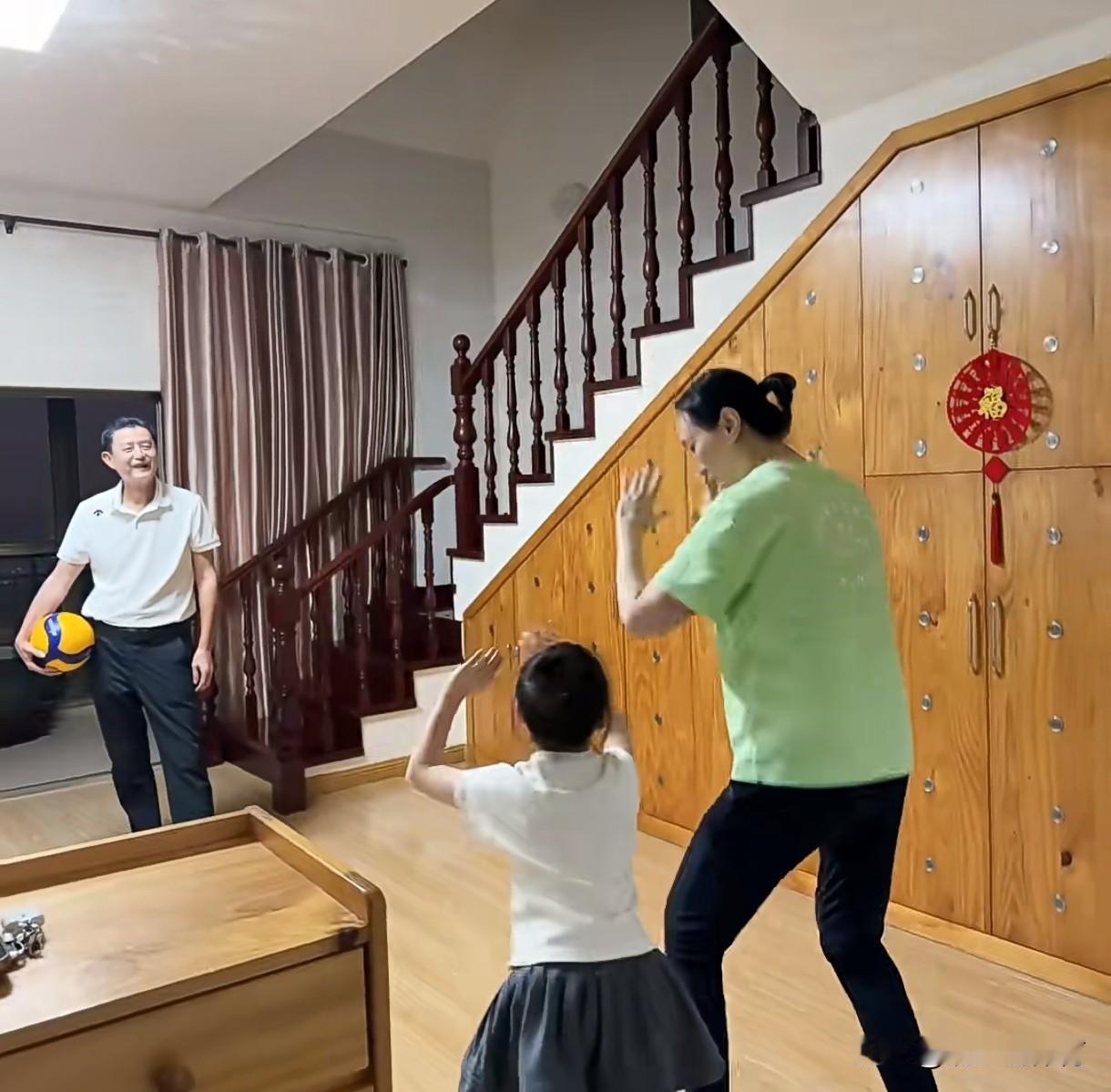 女排儒帅陈忠和“重出江湖”。陈忠和夫妇近期参与了低幼龄儿童的训练指导工作，教导非