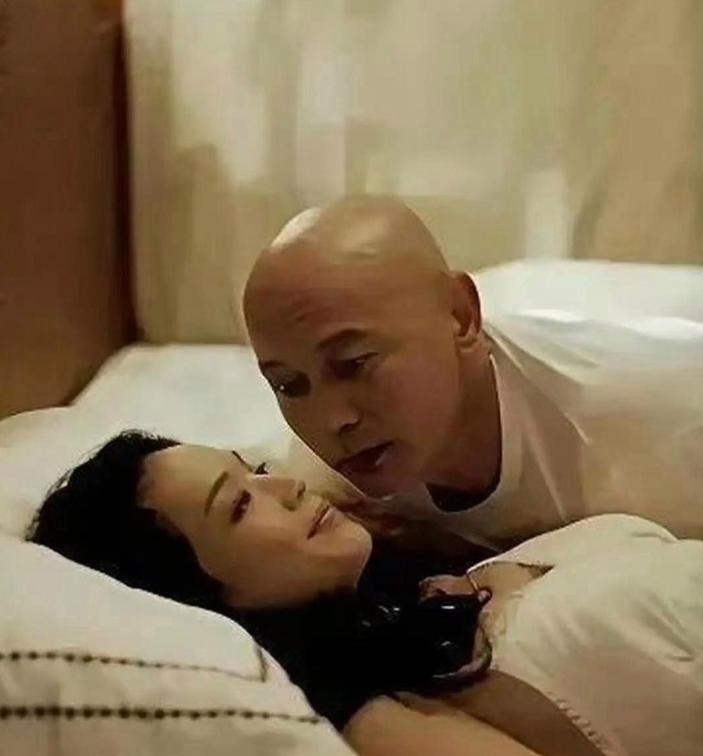 爱情片不接吻，你逗我呢？冯小刚当场急眼，葛优却死活不干。
这事放现在，妥妥热搜第