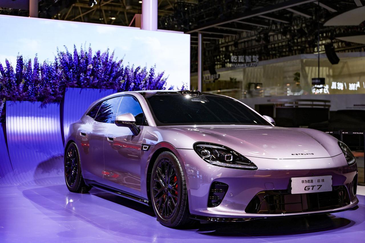 华为乾崑技术集大成者，启境GT7成AI汽车进化样本
如果将视线拉长，从华为汽车技