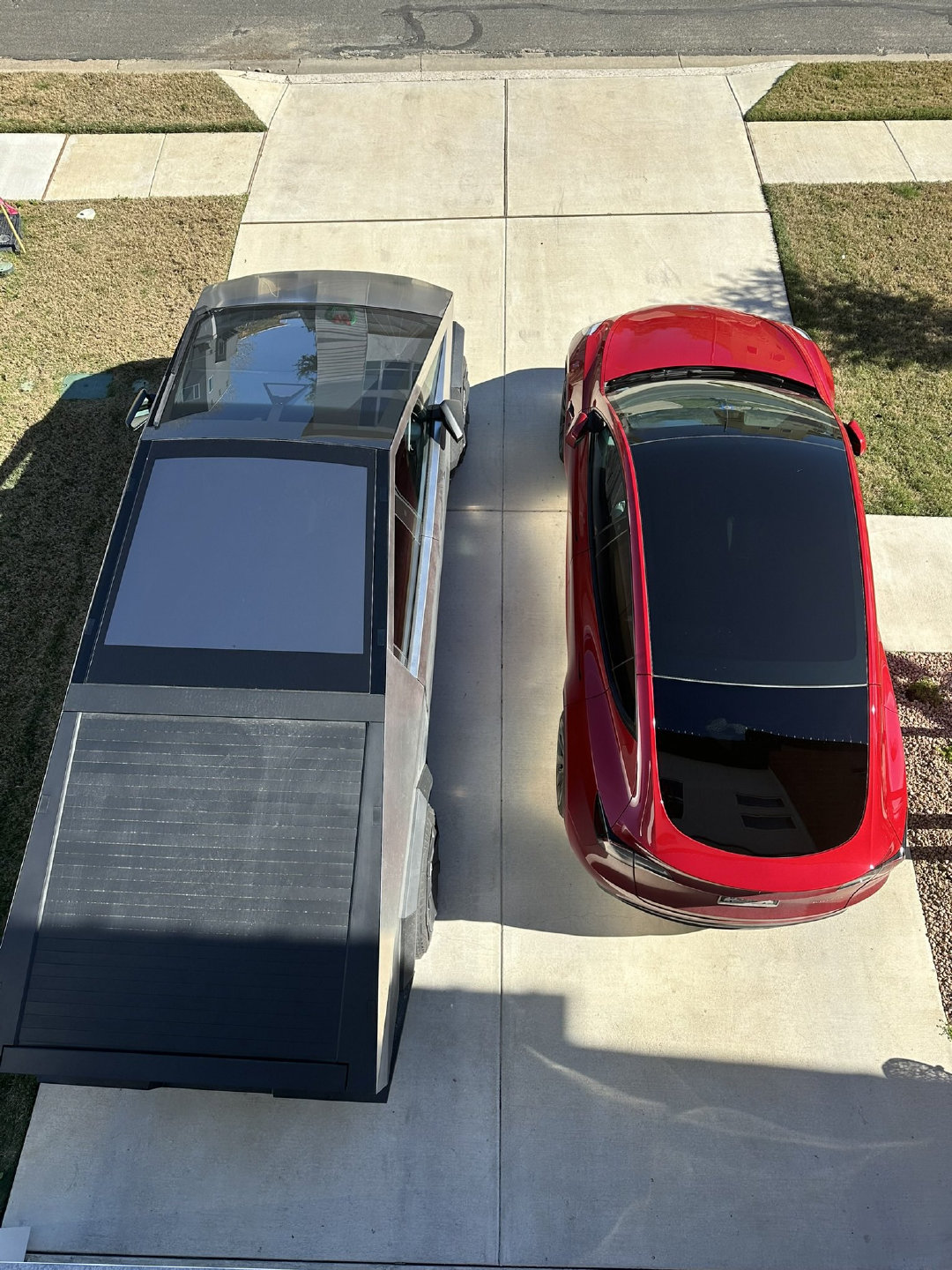 特斯拉 Cybertruck 和 Model Y，这个视角下 Cybertruc