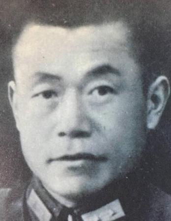 1949年，不可一世的邱清泉被击毙，据参谋长李汉萍回忆：他被击毙前就已经疯掉了，