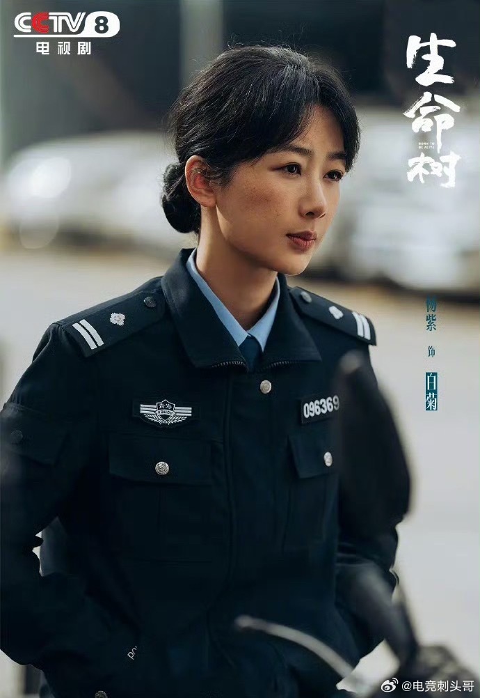 杨紫白玉兰视后褪去华丽红毯造型，一身朴素警装诠释平凡英雄，凭借极具层次感的表演拿