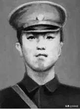 伍中豪与林彪很像。

两人同是黄埔四期生，但伍中豪的成绩优于林彪，伍中豪编在步兵