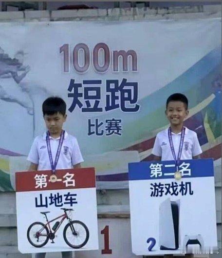 怎么感觉第1名不太开心呢 ​​​