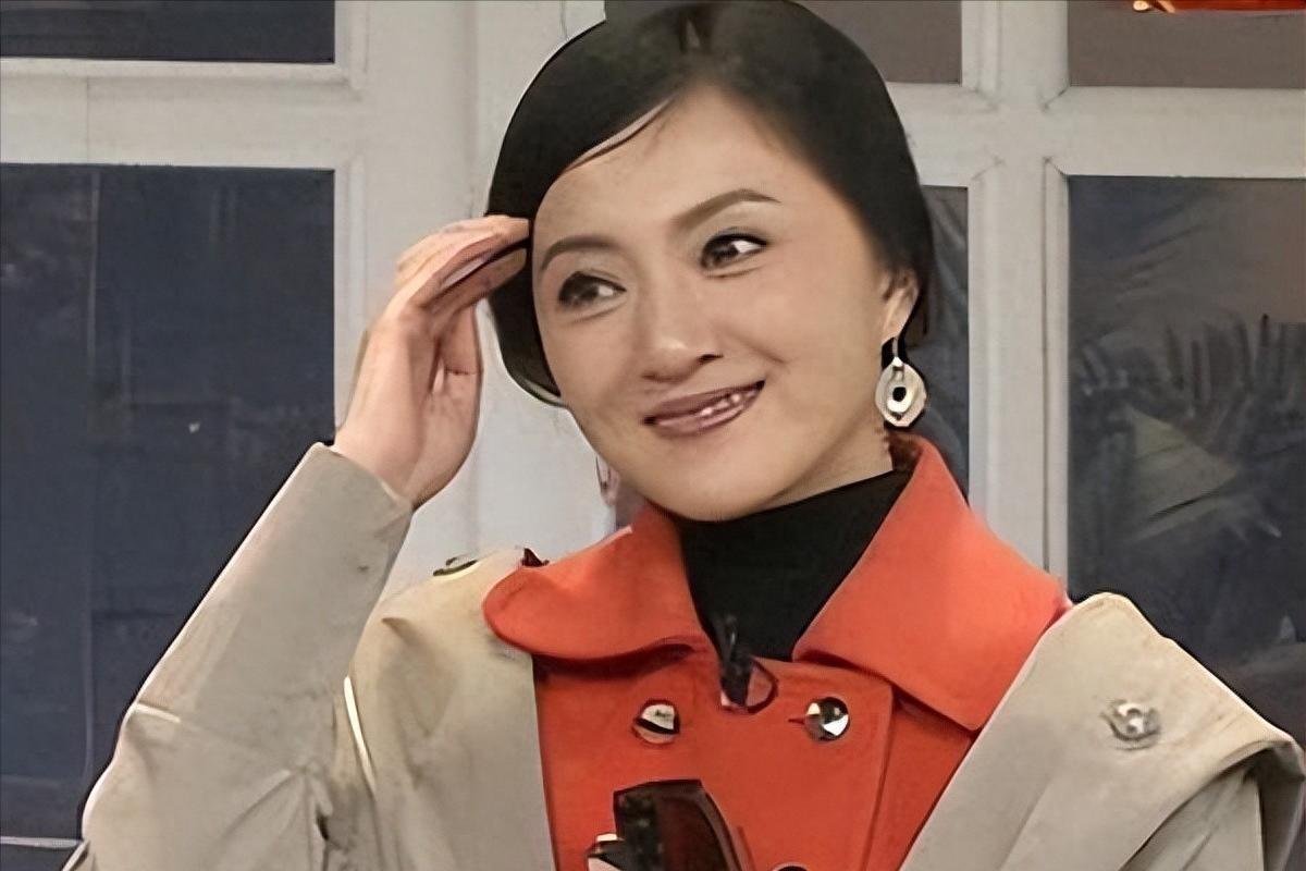 她是冯巩御用老婆，连登五年春晚后精神失常，现在52岁怎样了？
 

 
 
金玉