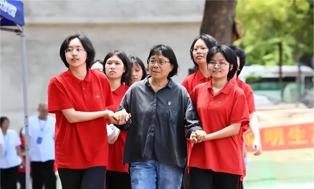 抹黑张桂梅及学生者遭永久禁言大快人心啊，网络不是法外之地！6月23日微博正式通报
