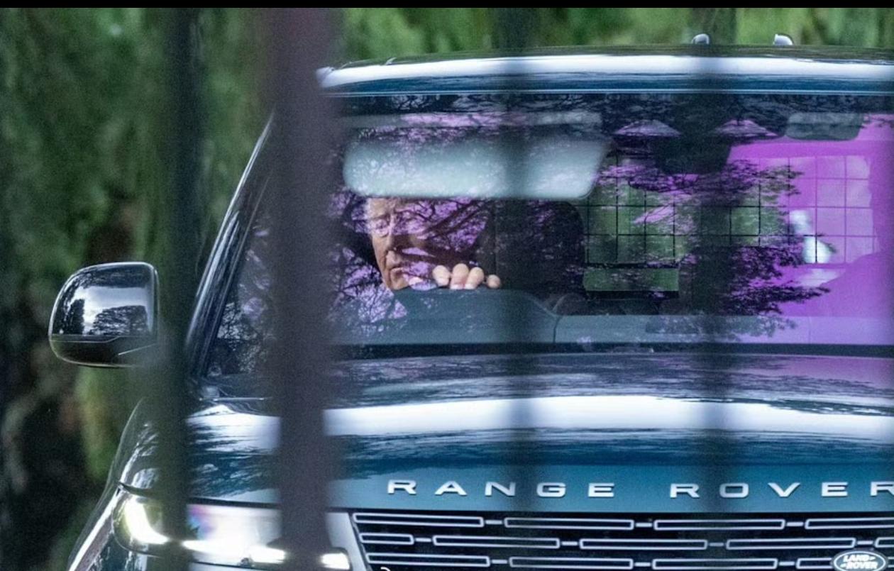 晒图笔记大赛2025年10月31日，查尔斯三世被拍到开车出现在诺福克郡桑德灵厄姆