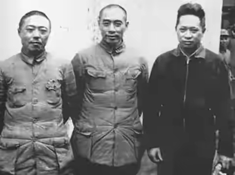 历史人物 周恩来和新四军军长叶挺、副军长项英留影。老照片 ​​​