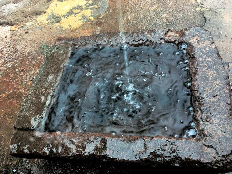 下雨天查看自建房后坡排水
下这么大的雨，你怎么在外面？怎么看起来矮了？现在拉尺子