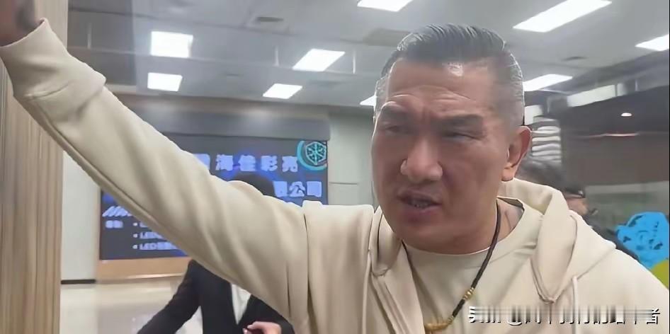 馆长这次去熊猫
基地的旅程，
简直是赚大了！
48亿流量是个啥概念？这么说吧，全