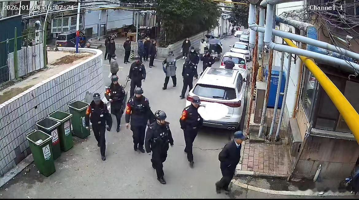 河南平顶山，一女子在家中休息，突然大批全副武装的警察上门，开门后，就发现楼下的老