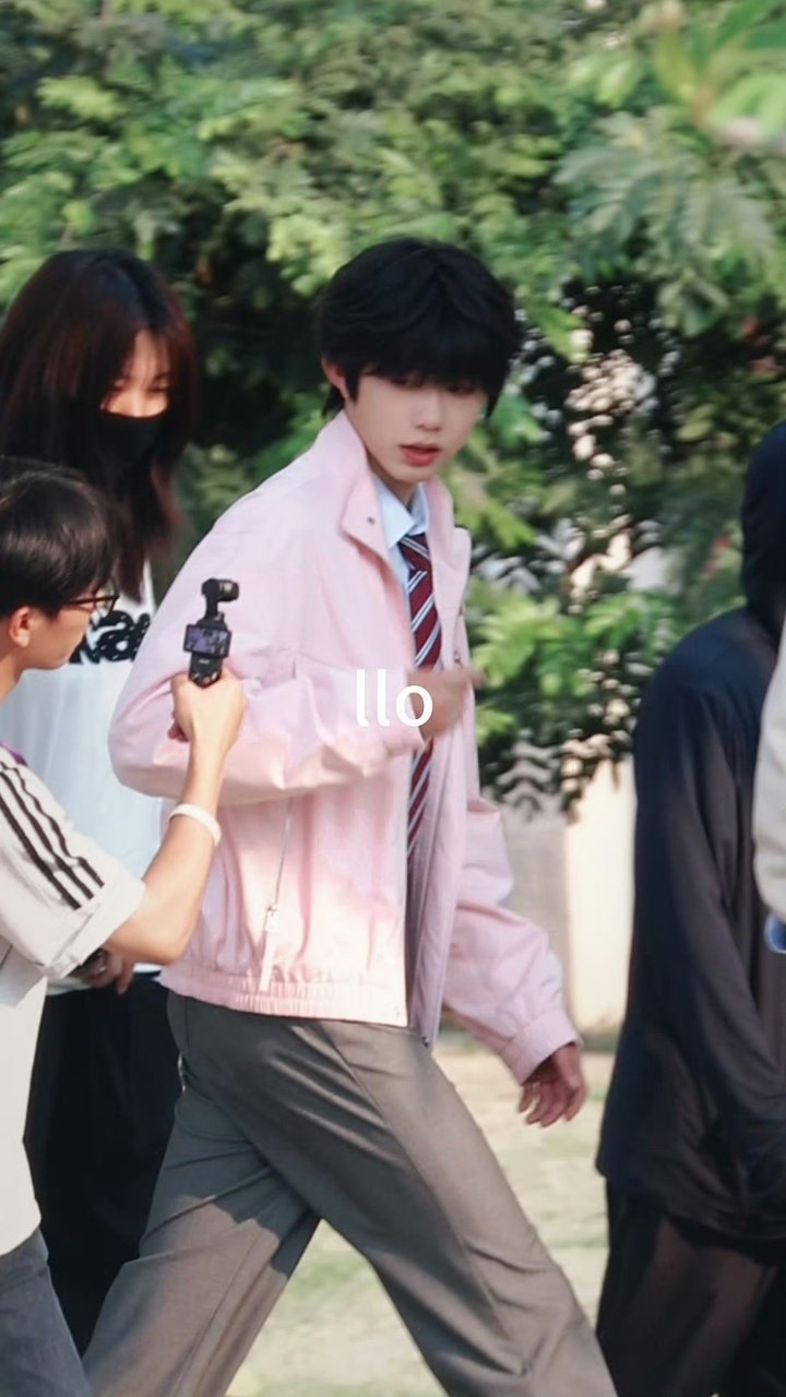 陈奕恒粉色夹克陈奕恒草莓大福 陈奕恒草莓大福真的好可爱a 