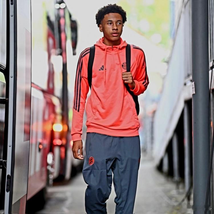 拜仁相信基亚拉未来会成为主力中卫，预计双方很快续签长约。Maximilian K