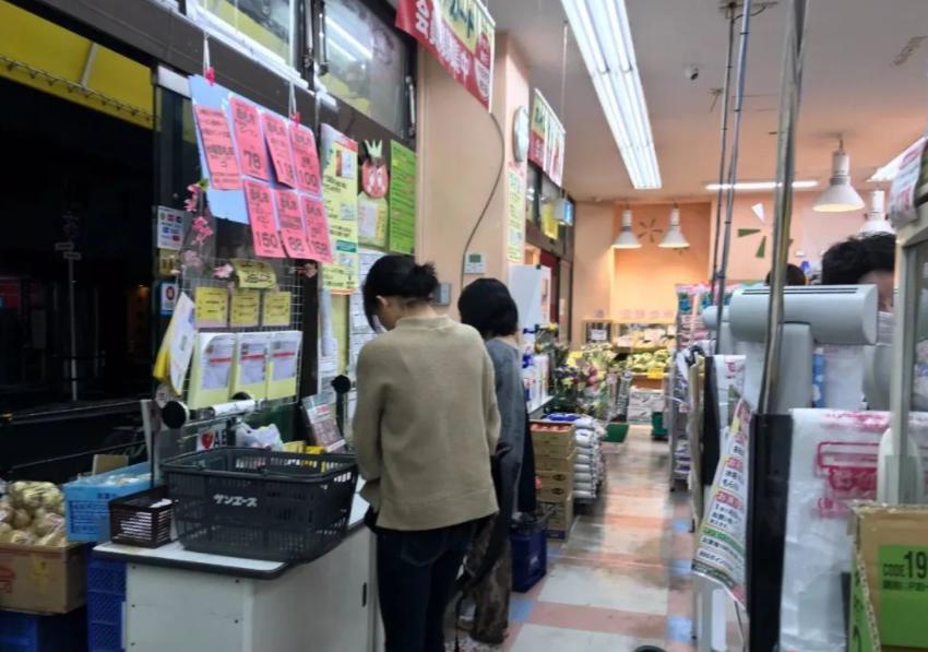 日本人现在遭到了全世界的讨厌，起因是一名泰国游客在日本7-11买泡面，还没付钱就