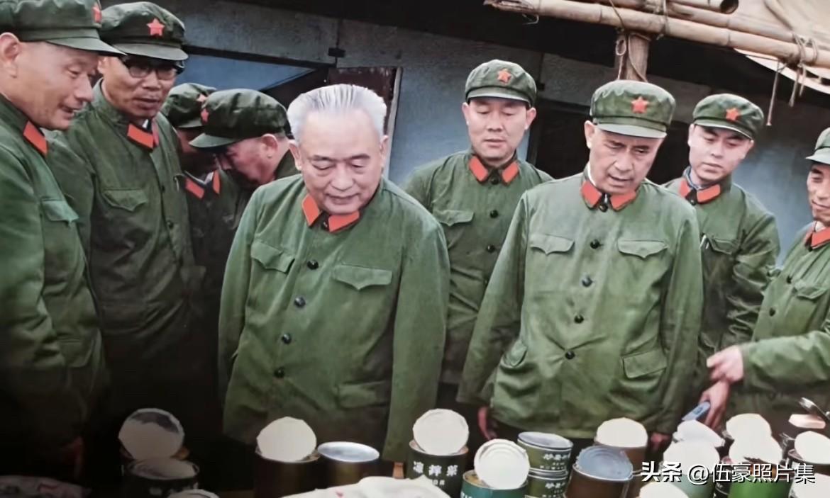 1985年春节前夕，老山前线，中国人民解放军总政治部主任、中央军委委员、中央军委