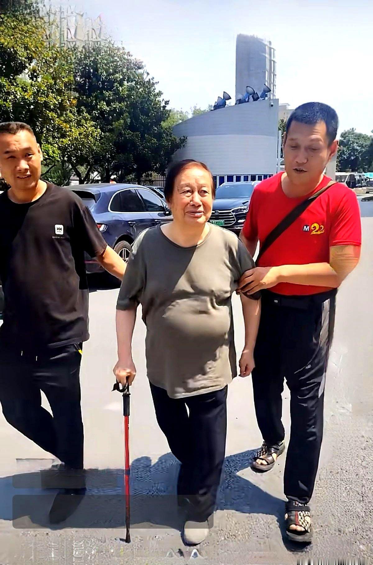 原易俗社长冀福记老师参加王媛媛拜师会活动，来到陕西电视台。
这位86岁的老人，戏