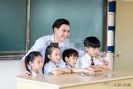 10岁女孩上书法课，男老师触碰其头脸臂，
女孩父亲状告性骚扰，索赔20万，
二审
