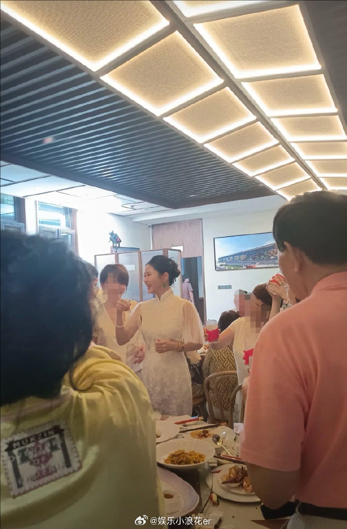 曝董璇张维伊婚宴照董璇张维伊婚宴 网友刷到了疑似董璇和张维伊在大同办婚宴的照片，