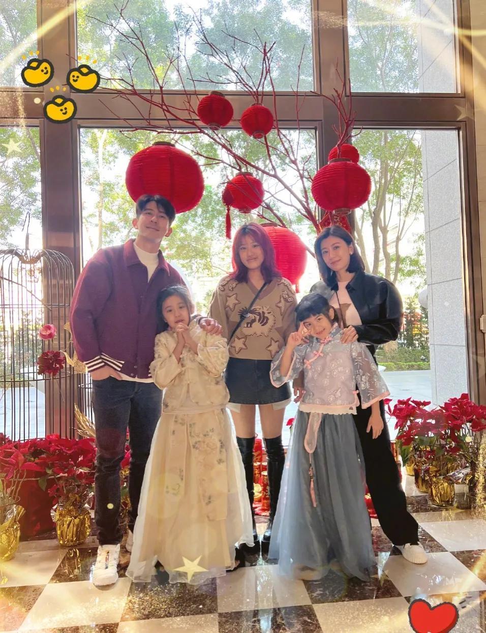贾静雯一家合影！