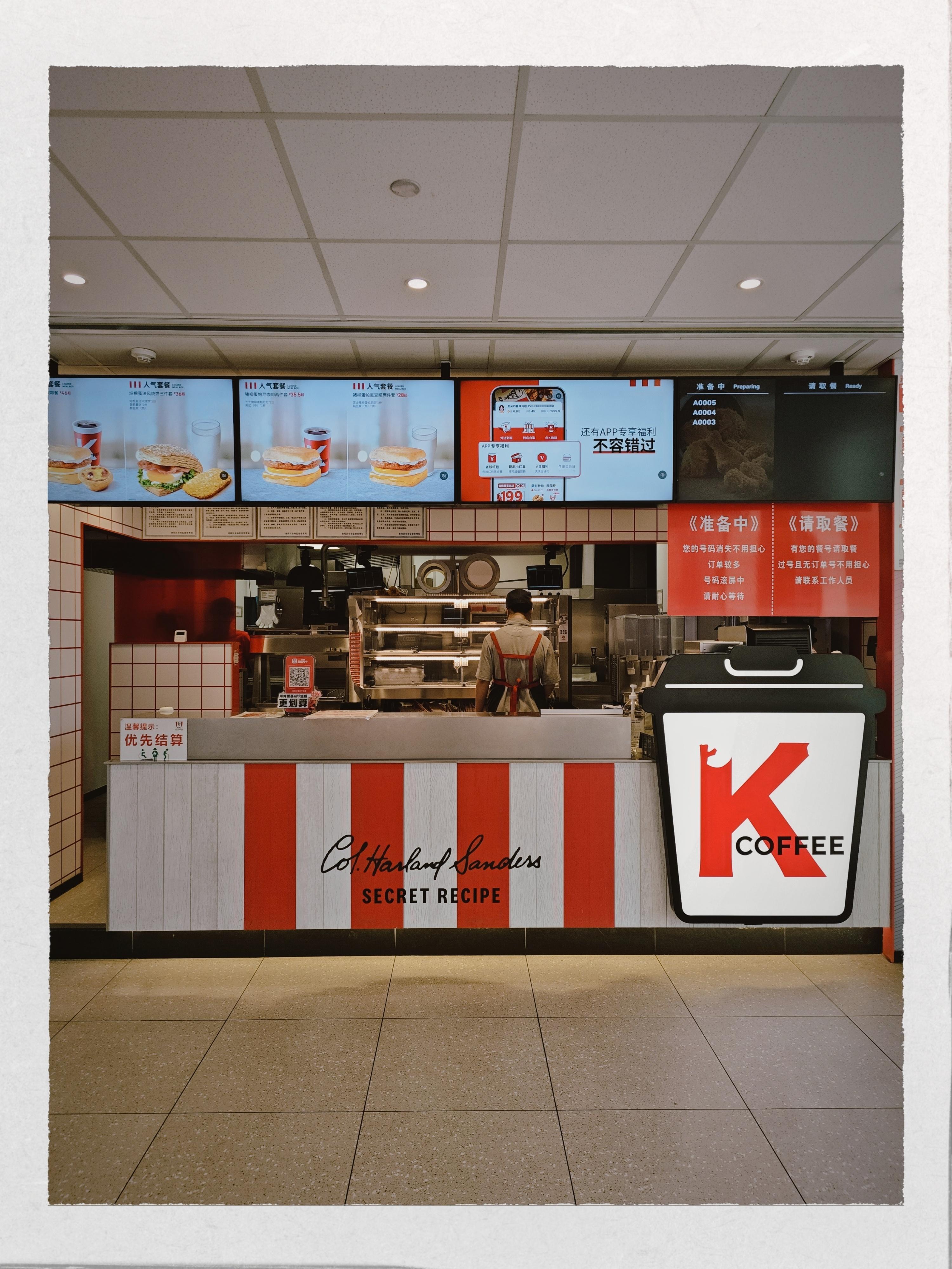 玛嘉烈蛋挞店的创始人玛嘉烈，将葡式蛋挞的秘方授权给了肯德基，想着吃一个，结果太早